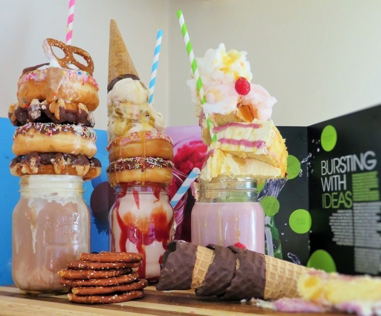 Freakshake Recept Donuts Čokoládový koláč Vanilková zmrzlina Milkshake Summer