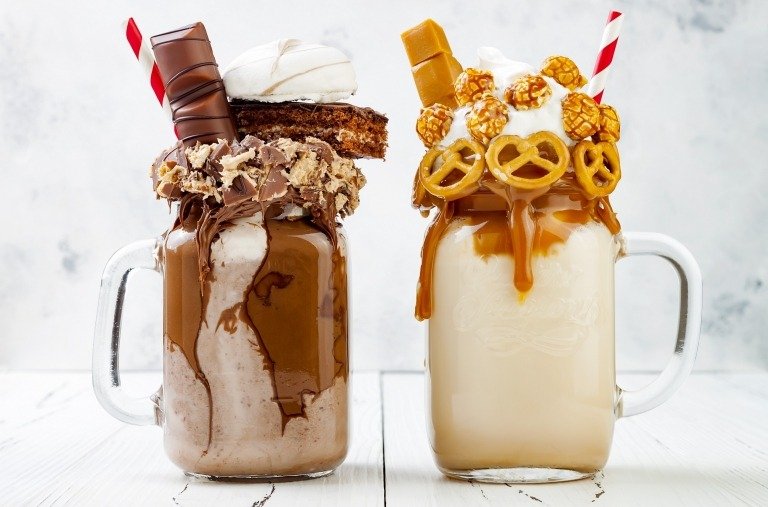 Freakshake Recept Toffifee Karamelová omáčka Čokoládový koláč Vanilkový zmrzlinový dezert