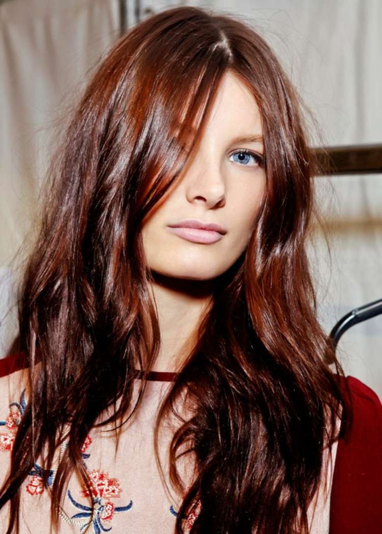 Nezbedné účesy - nosenie rozpustených vlasov v plážovom vzhľade brunetka vlasy plážový pohľad otvorený nezbedné účesy