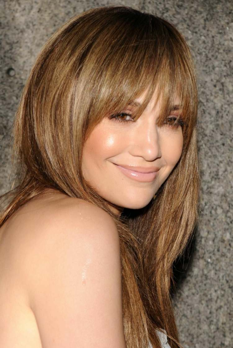 Jednoduchý účes s ofinou a drzým vzhľadom drzé účesy ofina otvorené vlasy dlhé jennifer lopez nápad