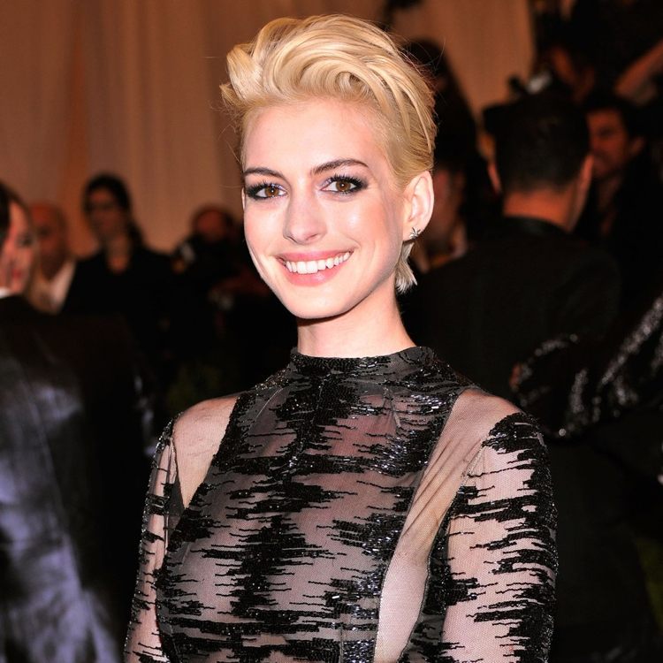 drzé-krátke účesy-dámy-hviezdy-blond-pixie-Anne-Hathawayová-2013