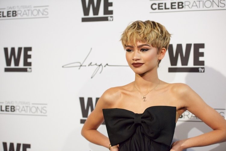 drzé-krátke účesy-dámy-hviezdy-blond-čierne-šaty-zendaya