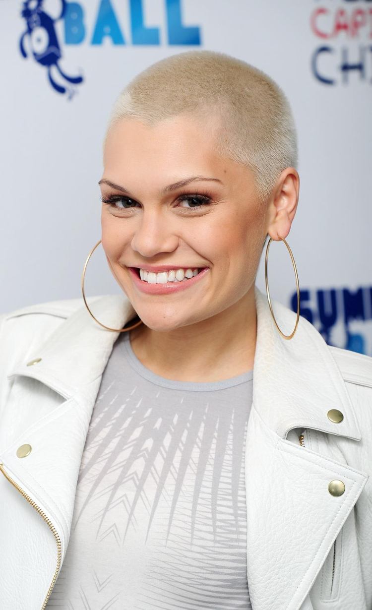 drzé-krátke-účesy-dámy-hviezdy-super-krátke-blond-jessy-j