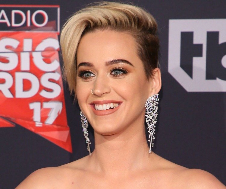 drzé-krátke účesy-dámy-hviezdy-blond-podrezané-katy-perry