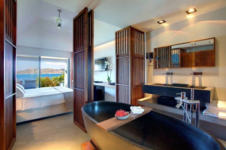 Drevená priečka je flexibilné riešenie vaňa-spálňa-ovál-kameň-čierna-biela-posteľ-stena-farba-drevo-priečka