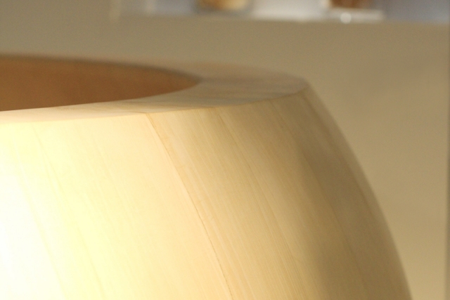 Vaňa hinoki-furo z cyprusového dreva, voľne stojaca, moderná Vaňa z cyprusu z dreva voľne stojaca okolo moderného kúpeľňového nábytku