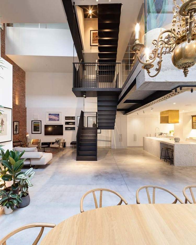 voľne stojace čierne oceľové schodisko viacpodlažný byt v tvare U