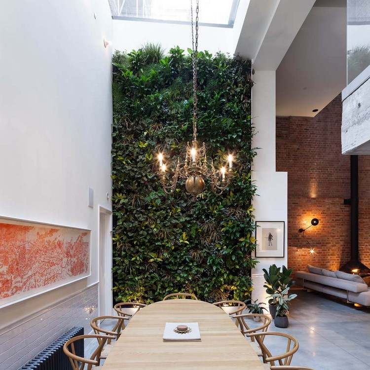 jedáleň vysoký strop luster vertikálna záhradná stena