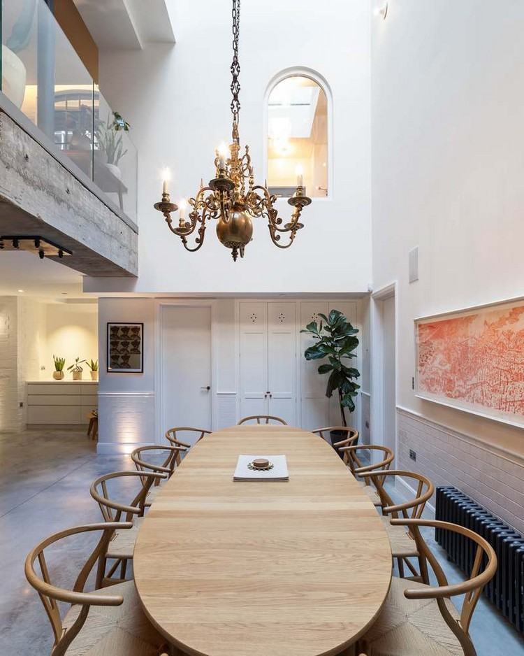 jedáleň drevený stôl vinobranie luster biela stena