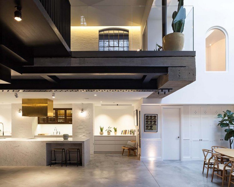 prerobená suterénna kuchyňa biely kuchynský ostrovček