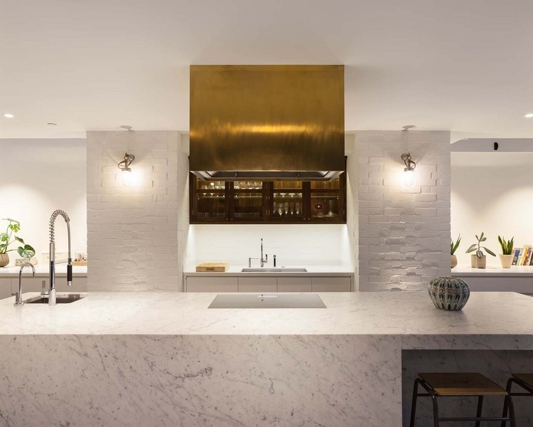 biela kuchyňa bronzový odsávač pár prízvuk ostrovný pult