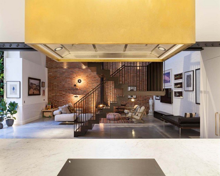 drevo-oceľové schody do vnútra čierny výhľad obývačka kuchyňa bronzový digestor