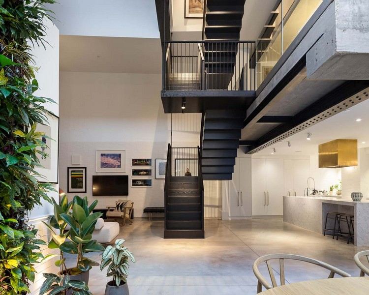 u schody oceľové drevo čierna suterén otvorená obývačka
