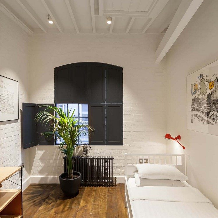 súkromná spálňa, biela drevená podlaha, vo vnútri čierne žalúzie