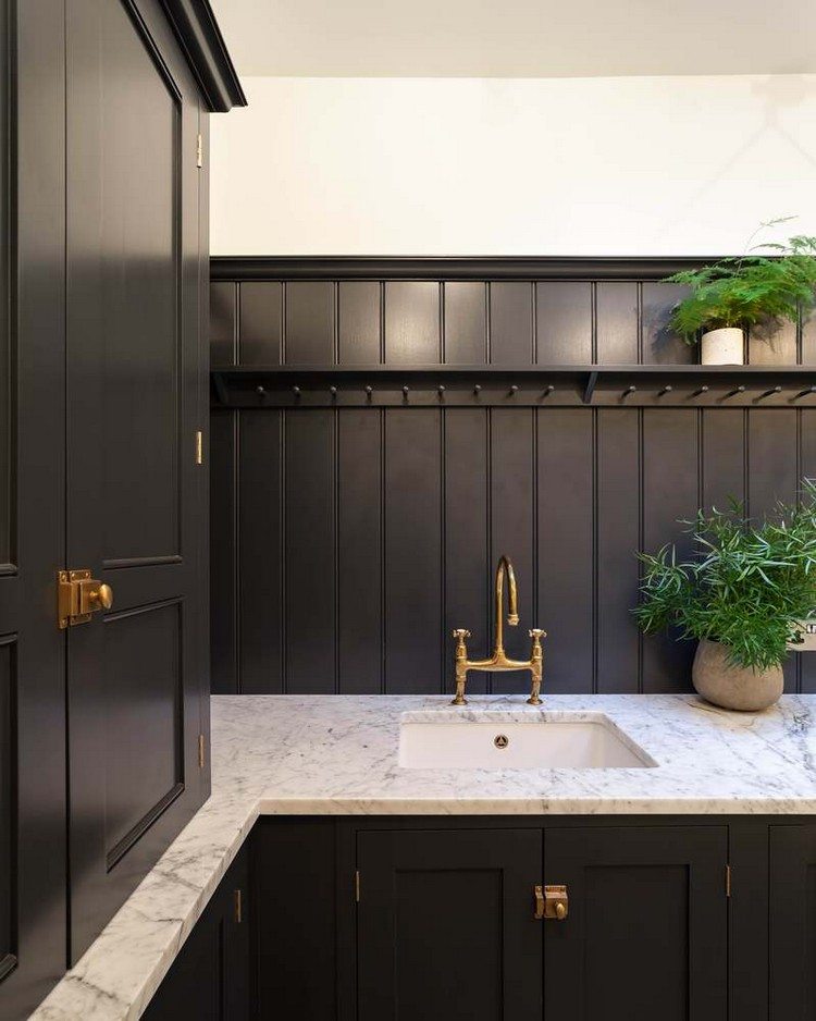 čierne skrinky wainscot mramorové umývadlá na dosku