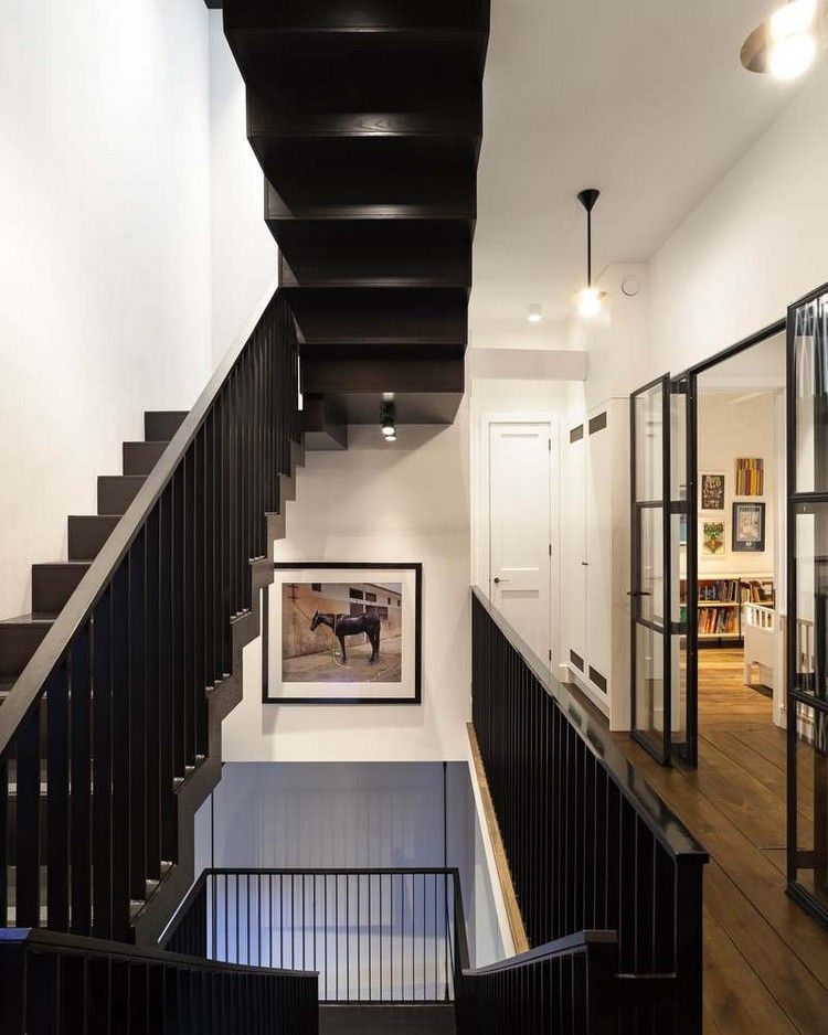 na poschodí čierne oceľové schody schodisko presklené dvere obývačka