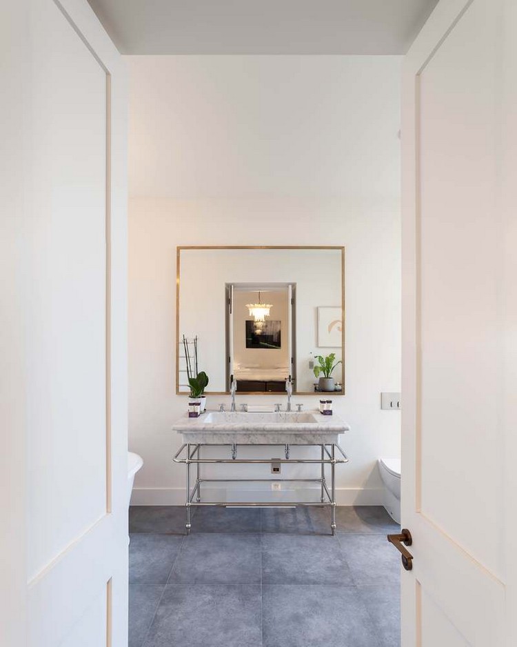 minimalistická kúpeľňa šedá dlažba biele nástenné zrkadlo