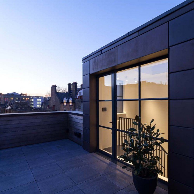 strešná terasa sklenené dvere dlažba pohľad londýnsky závod