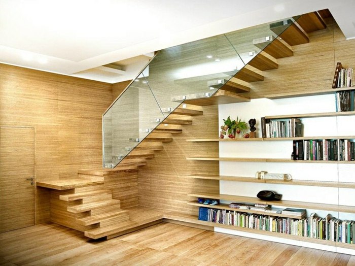 Konzolové schodisko pripevnené k drevenej stene pomocou čapov