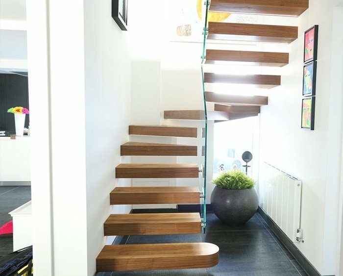 Dizajn chodby, drevené konzolové schodisko, sklenené zábradlie