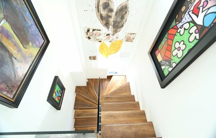 Drevené schodisko sklenené zábradlie predsieň dizajnová maľba