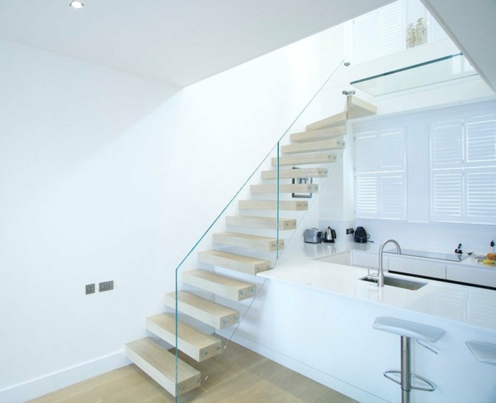 Schody z dubového dreva sklenené zábradlie biela kuchyňa