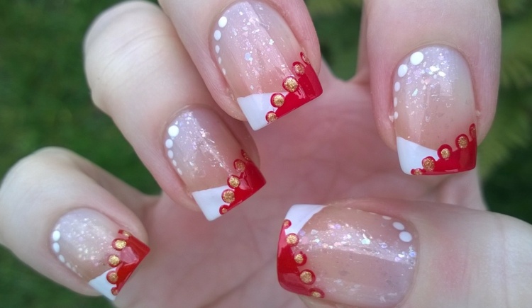 vianočné francúzske nechty moderné abstraktné červené biele bodky