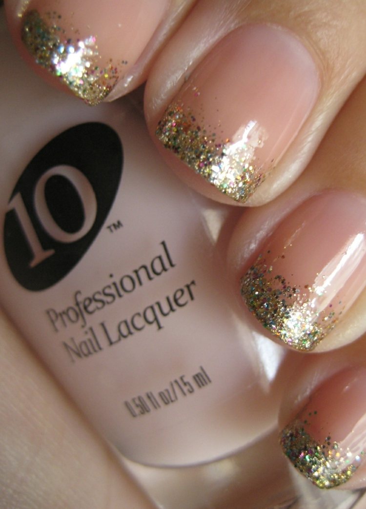 vianočné francúzske nechty dizajn nechtov jednoduchý vzor zlatá trblietka manikúra