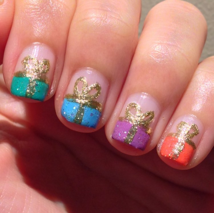 vianočné francúzske nechty hravé farebné darčeky motívy pastelové tóny zlaté