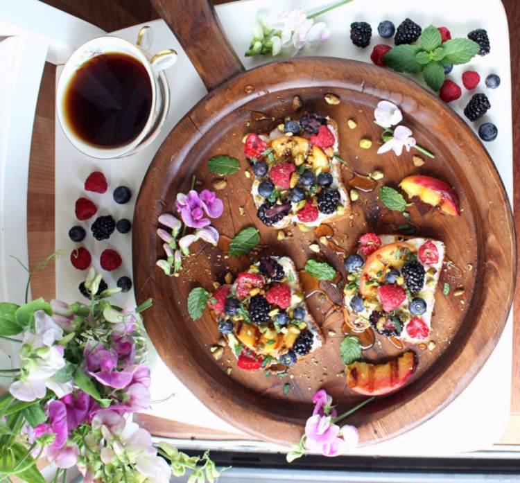 recepty na francúzsky toast bobule grilované broskyňové pistácie