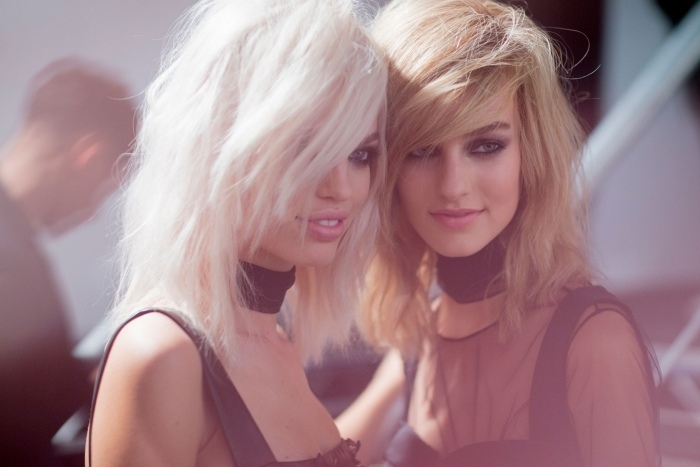 trendy-krásy-2015-jar-rock-n-roll-dymové oči-objemné vlasy