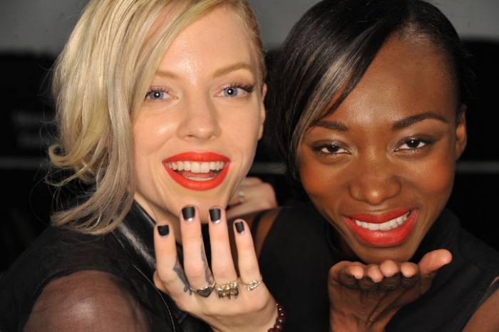 silny-cerveny-ret-make-up-trend-jar-2015-oranzova-nuansa-moderna-Carmen-Marc-Valvo