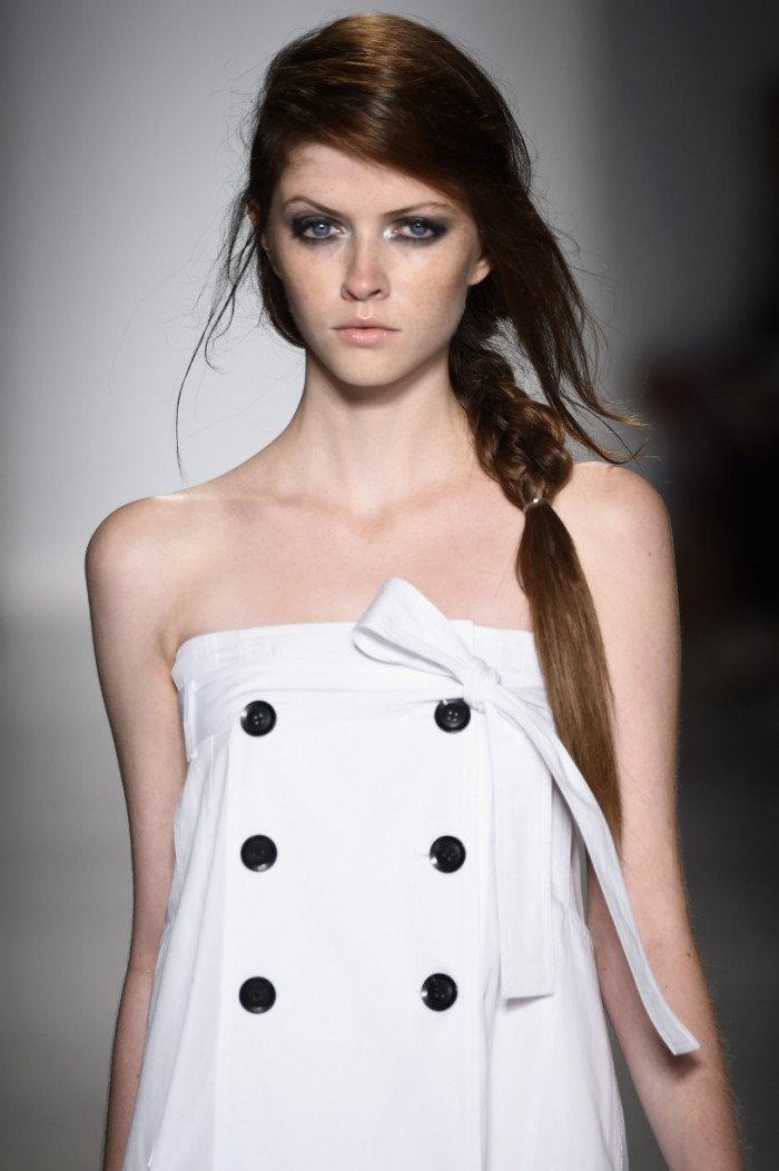 Strieborné farby-očné tiene-líčenie-trendy-na-jar-2015-prehliadkové mólo