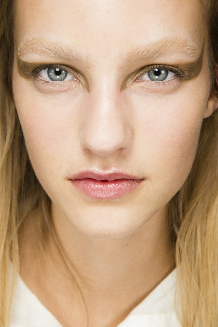 Givenchy-očný make-up-očné tiene-zlatý-vzhľad-grafický-taupe