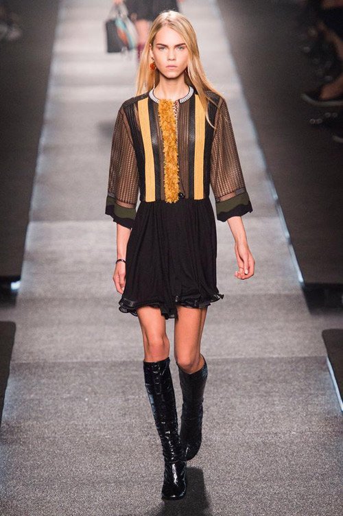 krátka, čierna sukňa a blúzka so žltými akcentmi Jar / leto 2015 louis-vuitton-rock-buse-žlté akcenty