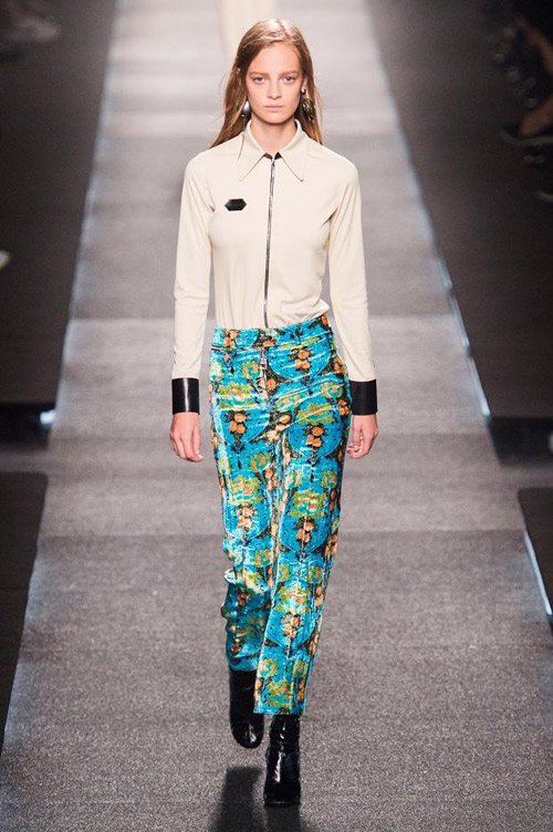 košeľa a nohavice krémovej farby s pestrofarebnými vzormi jar-leto-2015-louis-vuitton-krémovo-farebné-tričko-farebné-vzorované nohavice