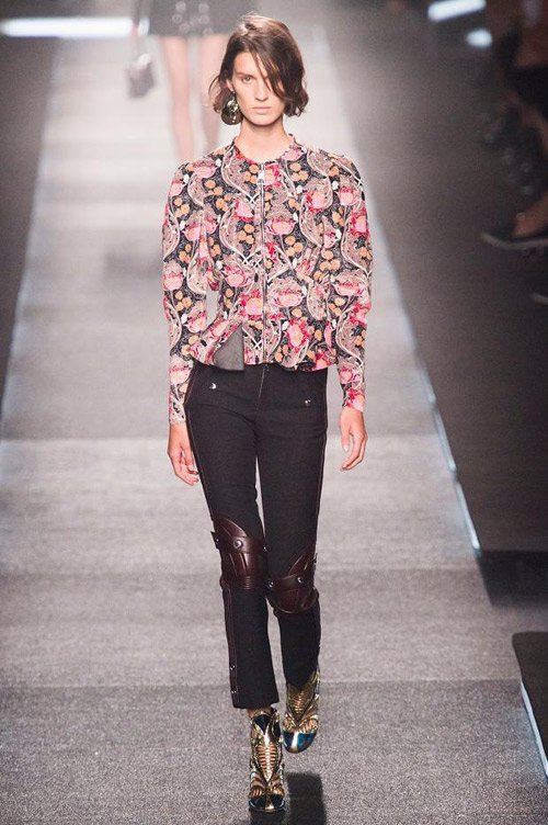 farebná vzorovaná košeľa a dlhé čierne nohavice jar-leto-2015-louis-vuitton-farebne vzorované tričko s dlhými nohavicami