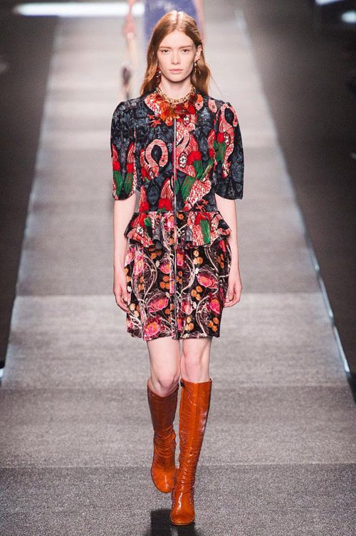 farebná vzorovaná blúzka s krátkou sukňou jar-leto-2015-louis-vuitton-farebná-vzorovaná-blúzka-so sukňou