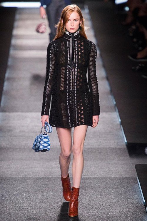 čierne, krátke, polopriehľadné šaty jar-leto-2015-louis-vuitton-čierna-krátke-šaty-polopriehľadné
