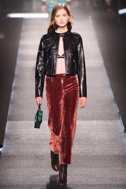 dlhé zamatové nohavice a čierna kožená bunda jar-leto-2015-louis-vuitton-zamatové nohavice-kožená bunda
