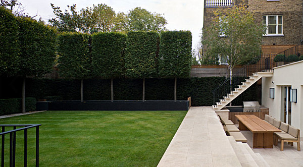 Jarné upratovanie v záhrade tipy na ochranu súkromia trávnika, stromy strihajú živé ploty