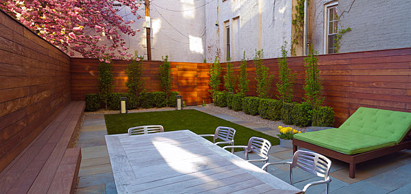 jarné upratovanie v záhrade tipy na nádvorí záhradný plot drevený trávnik živé ploty ležadlo