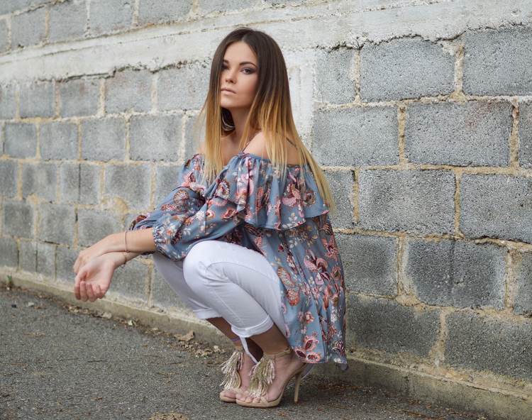 Trendy oblečenie volániky s kvetinovými motívmi mimo pleca