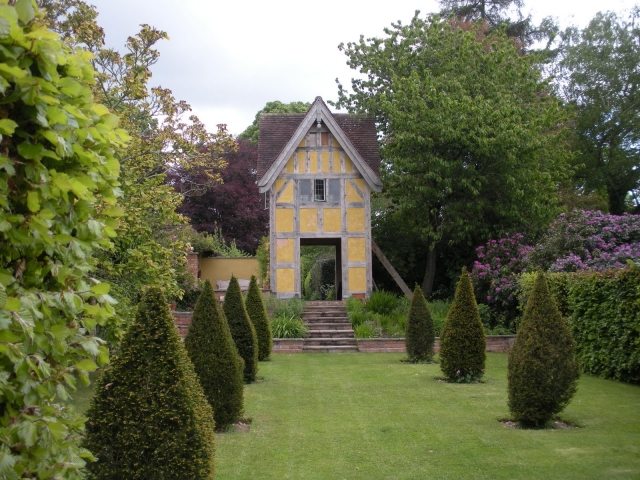 Rezané živé ploty na jar topiary strihané kužele režú stromy