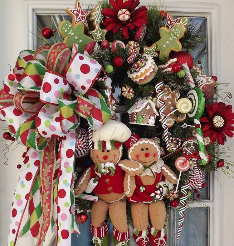 Dekorácia na dvere s vianočnými motívmi a farbami dekorácia na vianoce farebný veniec perníkové slučky kvety