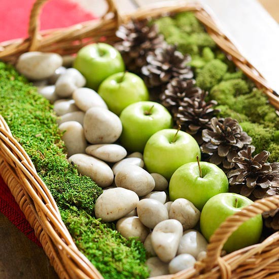 Stôl z prírodných materiálov zdobiaci zimné vždyzelené rastliny Prírodné materiály zimné vždyzelené rastliny mach