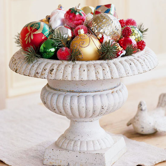 Záhradný balkón je slávnostne vyzdobený starými ozdobami stromov dodajte starým ozdobám na strome nový lesk