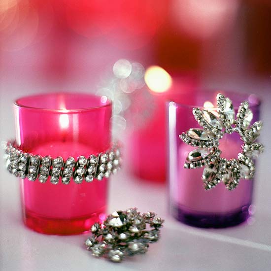 Lampióny farbia kamienky na ozdobu Trblietavé kamienky robia ozdobu sami purpurovo ružovou