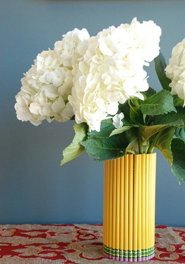 Deti si sami vyrábajú aranžmány z kvetinových váz Vyrobte si vlastnú vázu, detské kvetinové úpravy biele