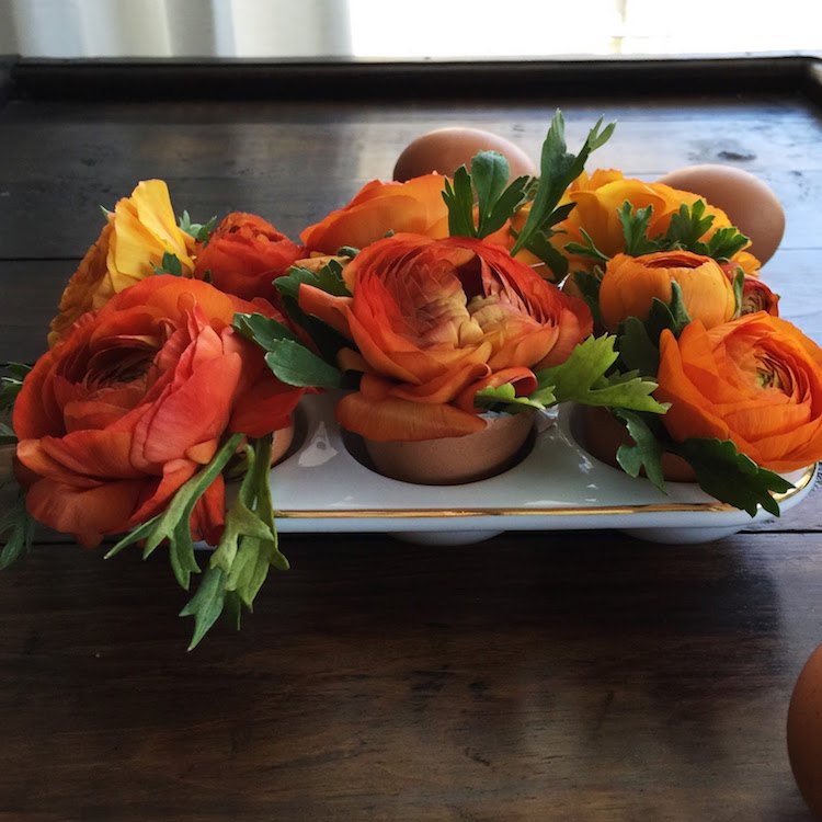 jarná dekorácia-2017-urob si sám-veľkonočné-dekorácie-stolu-čerstvé-kvety